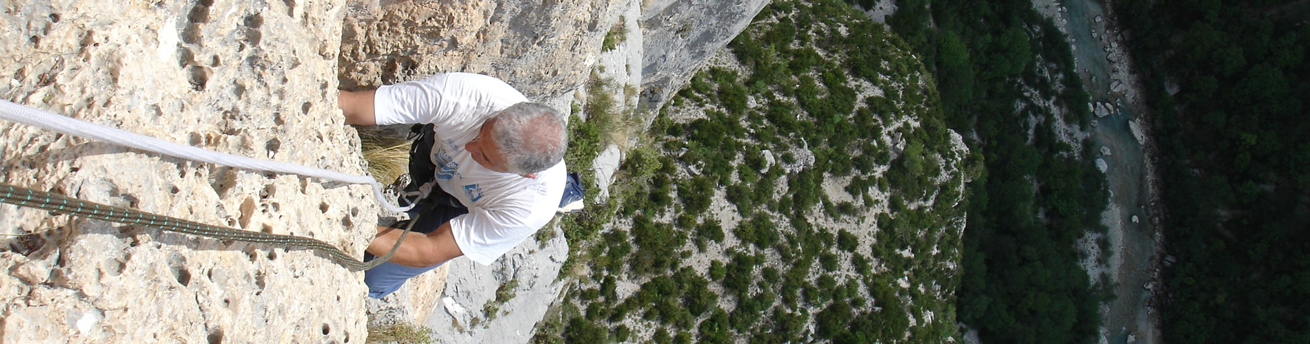 Climbing multipitches routes in Verdon